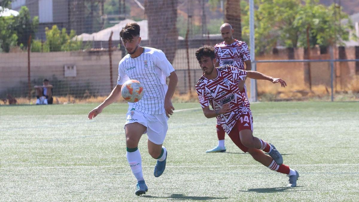 Cristian Delgado conduce la posesión durante el encuentro ante el Xerez CD en la Ciudad Deportiva.