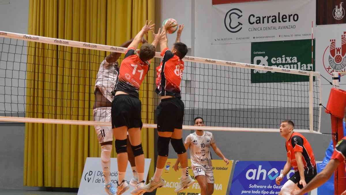 El equipo masculino del Xàtiva Voleibol en un partido de la pasada temporada.