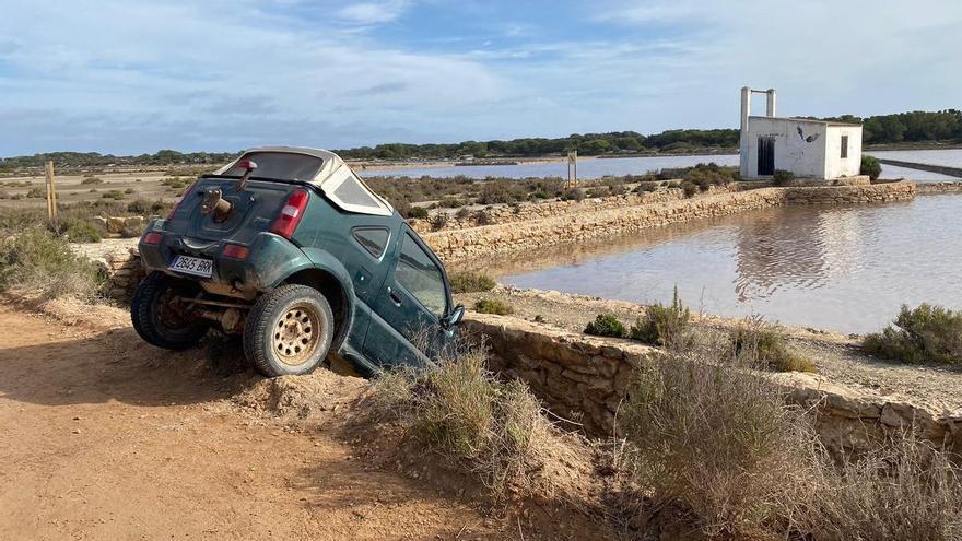 Un coche cae en uno de los estanques de la playa de ses Illetes, en Formentera