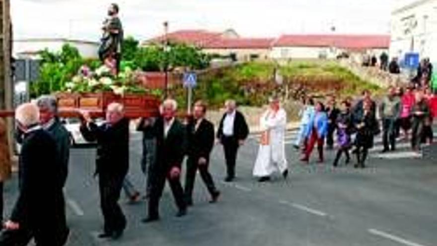San Marquino saca en procesión a su patrón por las calles del barrio