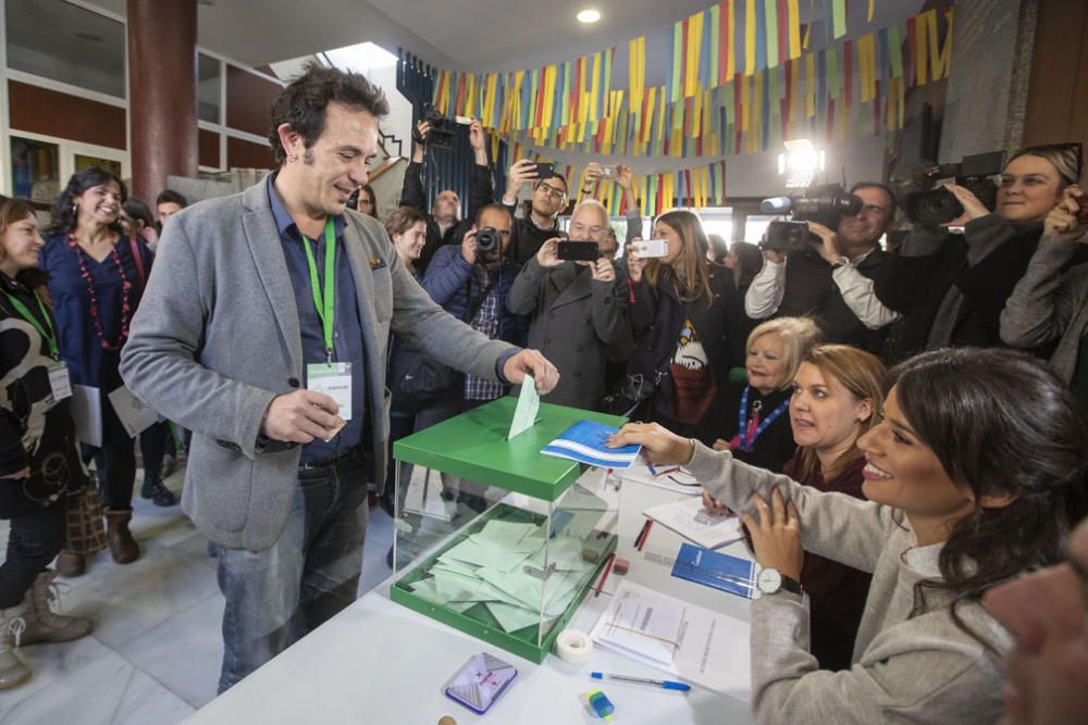 VOTA EL ALCALDE DE CÁDIZ Y PAREJA DE TERESA ...