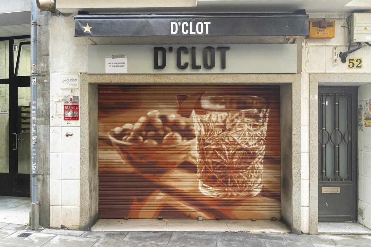 Persiana de la vermutería D'Clot pintada por Roc Blackblock, en la calle Rogent, 52. Barcelona, 11 de agosto de 2026. Foto: Belén González / EP
