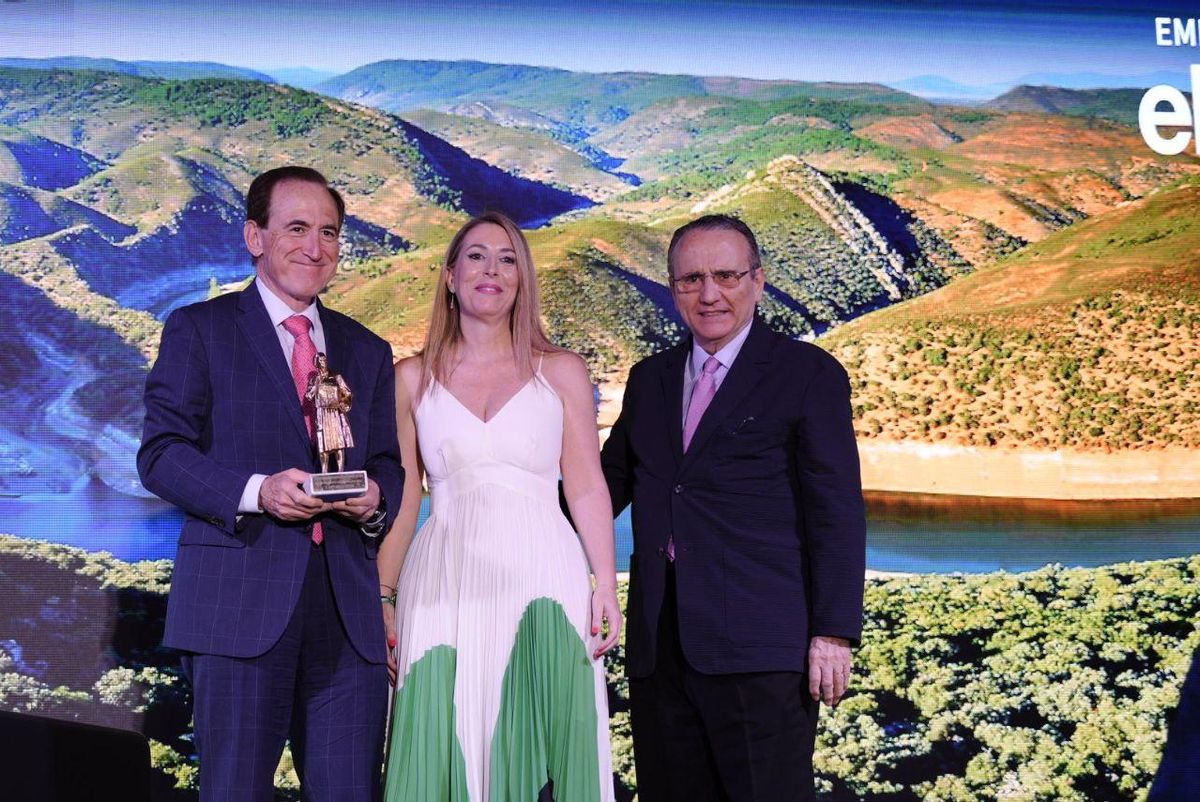 Antonio Huertas, presidente de Mapfre, recoge el Premio Especial, que fue entregado anoche por la presidenta de la Junta de Extremadura, María Guardiola, y el presidente de Prensa Ibérica, Javier Moll.