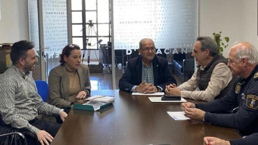 Un momento de la reunión sobre el Carnaval de esta mañana entre concejales, Plataforma y policía