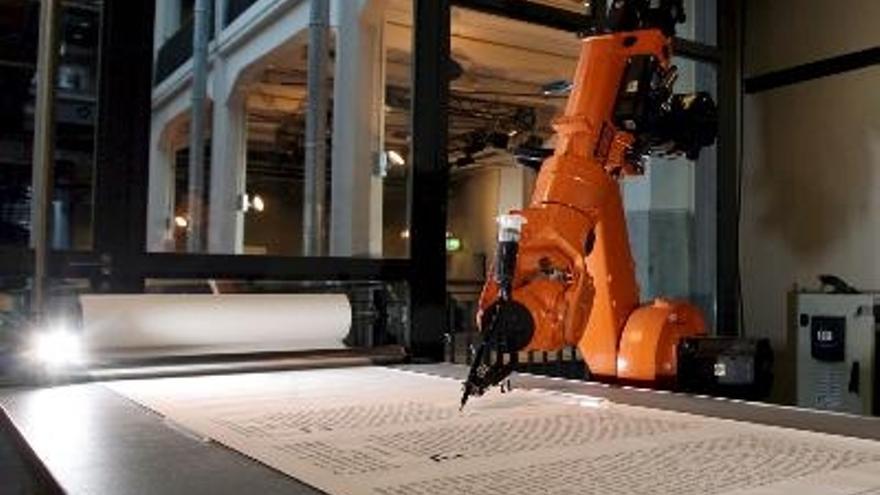 El robot ´bios  bible ´ escribe la Biblia luterana en caligrafía en el Centro de Tecnología del Arte y los Medios de Comunicación en Karlsruhe, Alemania. El robot terminará el proyecto el domingo 27 de enero. Desde junio del 2007 la máquina ha copiado los 66 libros de la Biblia, escribiendo 3,5 millones de letras, y usando 700ml de tinta y un rollo de papel de 900 metros de longitud.