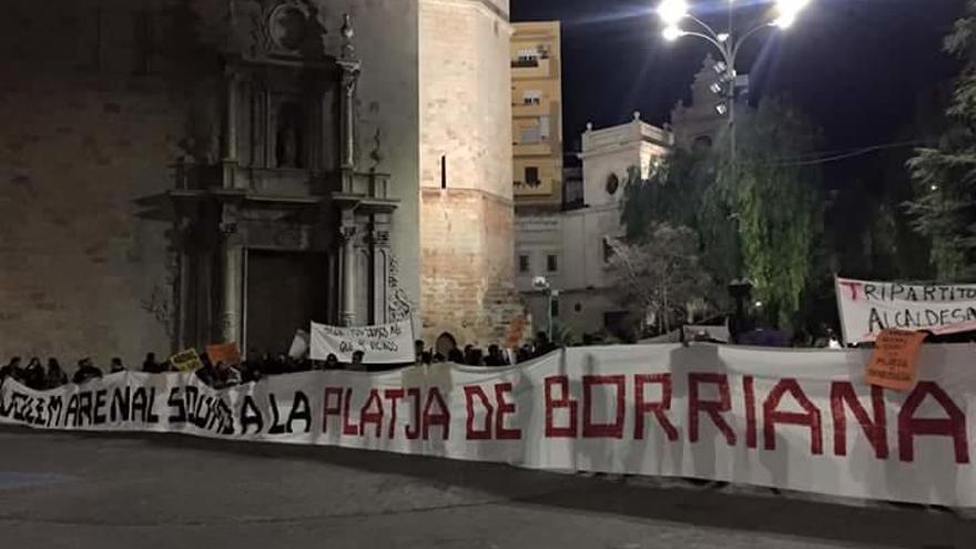 Decenas de personas se manifiestan en Borriana a favor del Arenal Sound