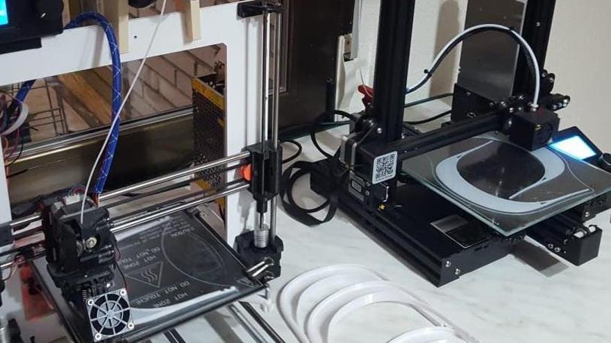 Impresora 3D imprimiendo viseras antisalpicaduras en el IES La Mola de Novelda