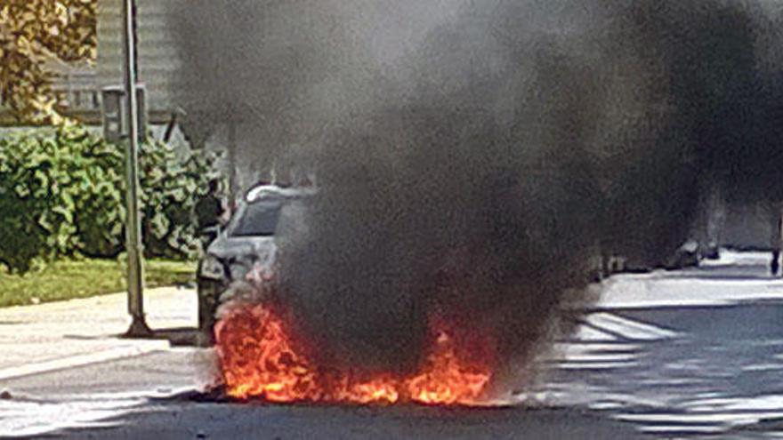 Arde un coche en el Marítimo