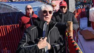 Ecclestone, junto a Niki Lauda, en una prueba de esquí alpino en Kitzbuhel. 