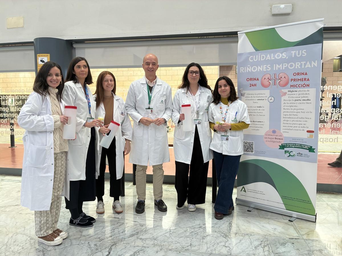 Profesionales de análisis clínicos explican a pacientes cómo recoger la orina.