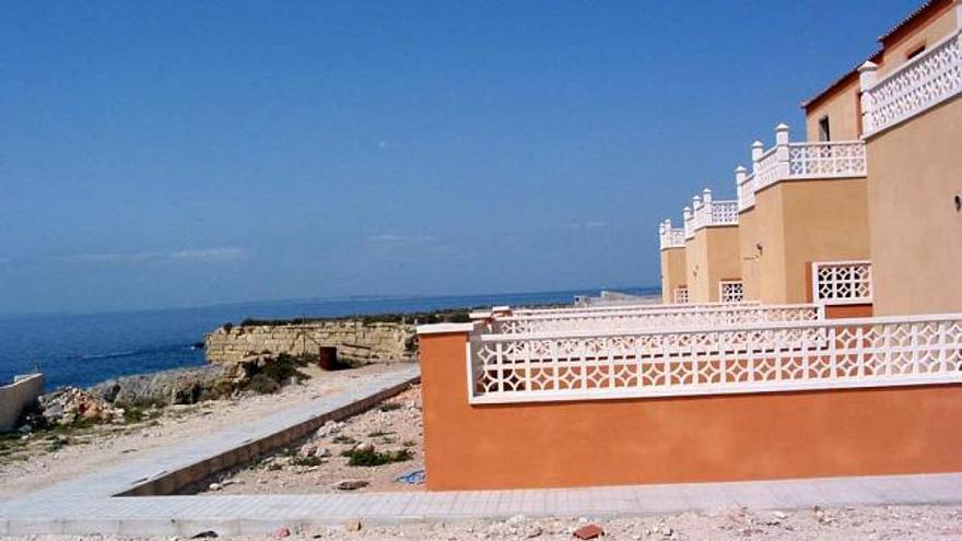 Los bungalows declarados ilegales fueron construidos a escasos metros de la Cala Birros en la Isla de Tabarca