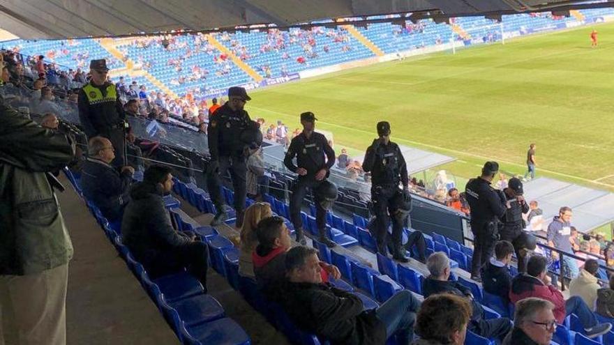 La policía evita la toma del palco del Rico Pérez en pleno partido