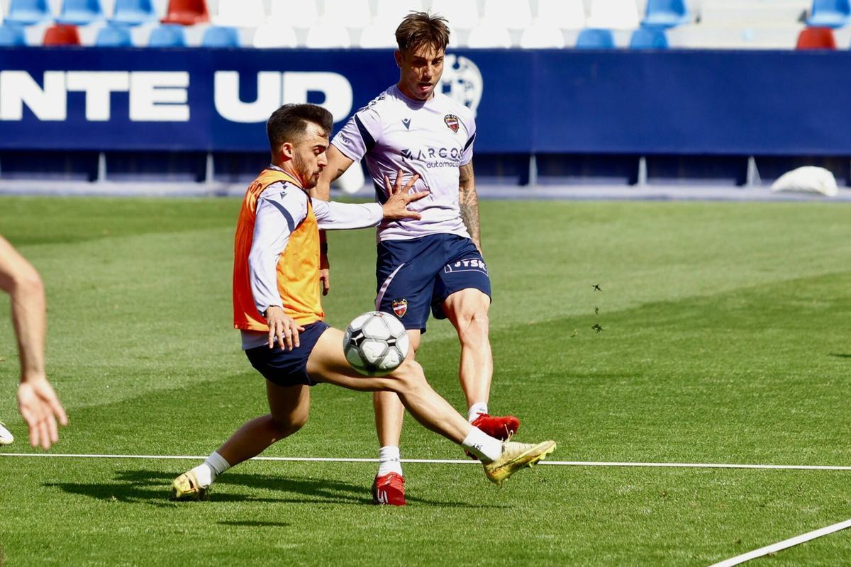 Entrenamiento a puertas abiertas del Levante UD en el Ciutat de ...
