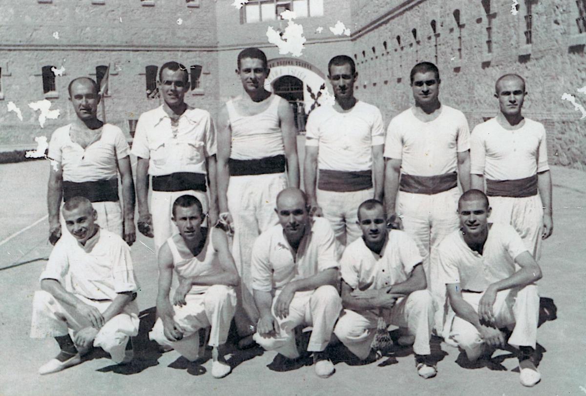 Pilotaris en la cárcel modelo de València en 1940: Tio Pena, segundo por la derecha de pie.
