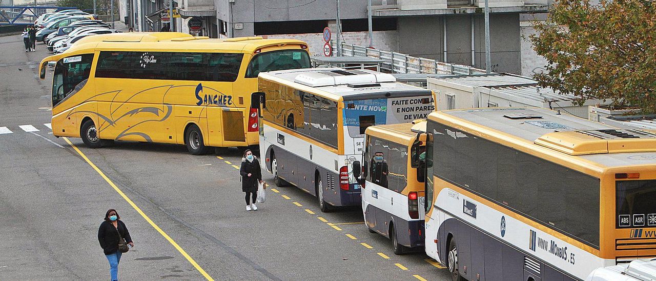 Vial externo de la clausurada estación de buses de O PIno, donde aparcaron a mediodía diez líneas distintas de autocar. | // IÑAKI OSORIO Vial externo de la clausurada estación de buses de O PIno, donde aparcaron a mediodía diez líneas distintas de autocar. | // IÑAKI OSORIO