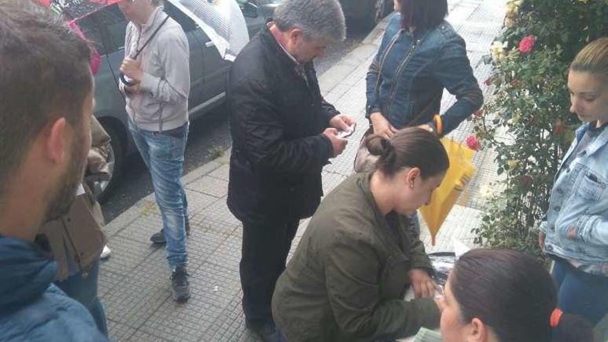 Recogida de firmas en el exterior del colegio. // FdV