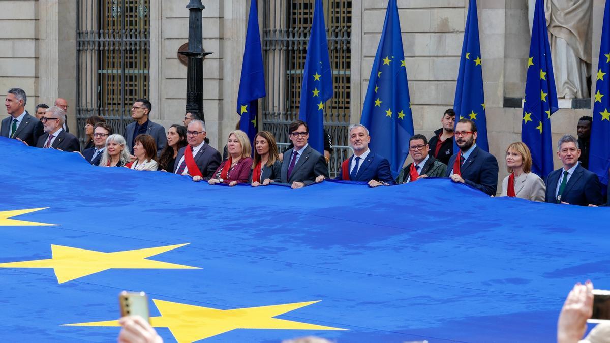 Celebración del Día de Europa en Barcelona con alcaldes de diversos municipios catalanes