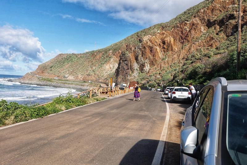 Falta de aparcamiento en las playas de Roque de las Bodegas y Almáciga, en Anaga