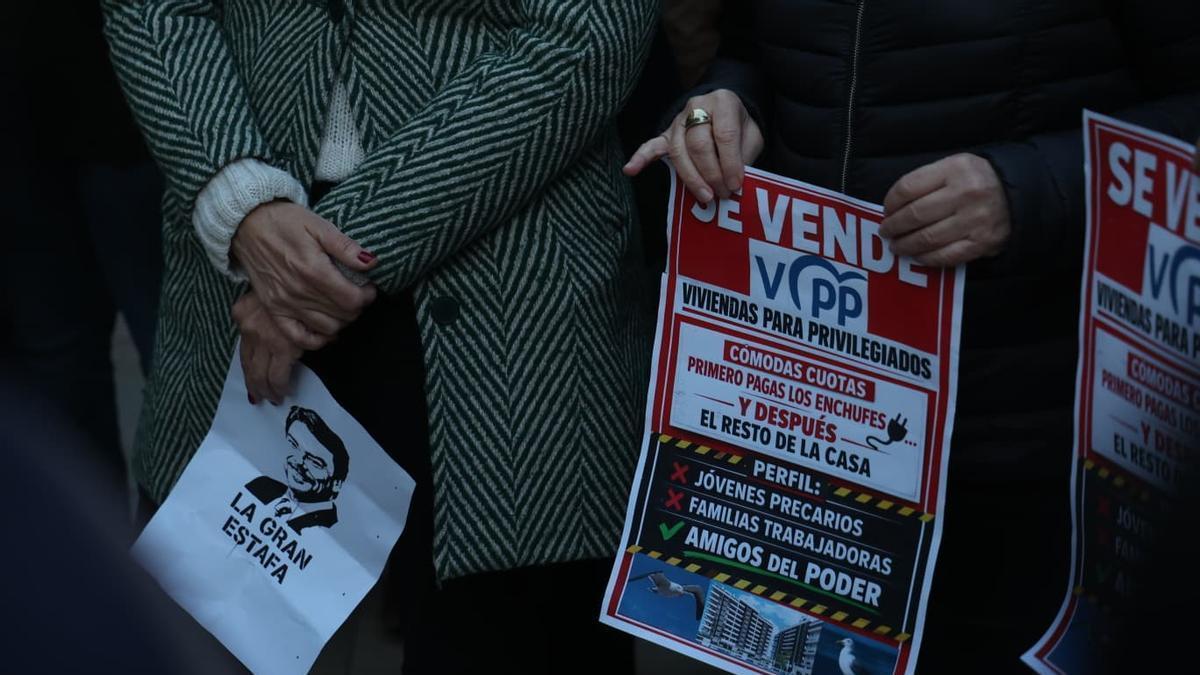 Protesta frente al Ayuntamiento de Alicante por las viviendas protegidas de Les Naus: “¡Devolved los pisos!”
