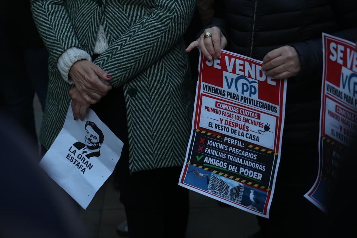 Protesta frente al Ayuntamiento de Alicante por las VPO