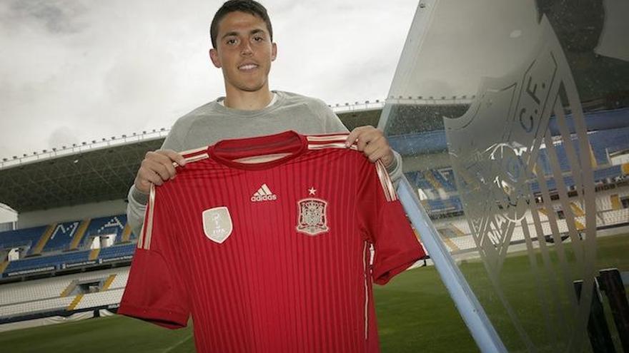 Pablo Fornals posa con la camiseta de la selección española sobre el césped de La Rosaleda.
