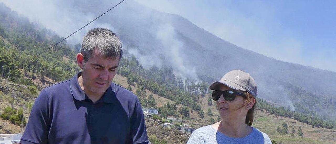 Fernando Clavijo y Nieves Lady Barreto, ayer, supervisando las labores de extinción del incendio de La Palma.