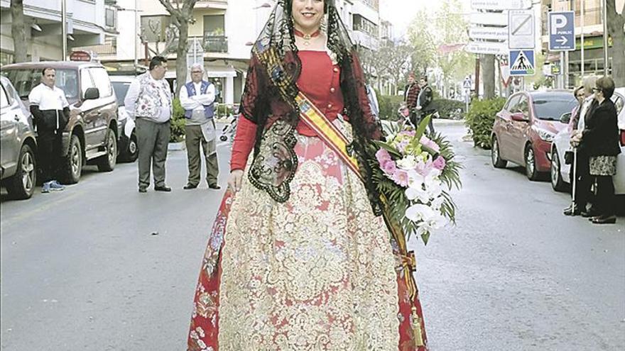 La Virgen de los Desamparados recibe la ofrenda en su templo