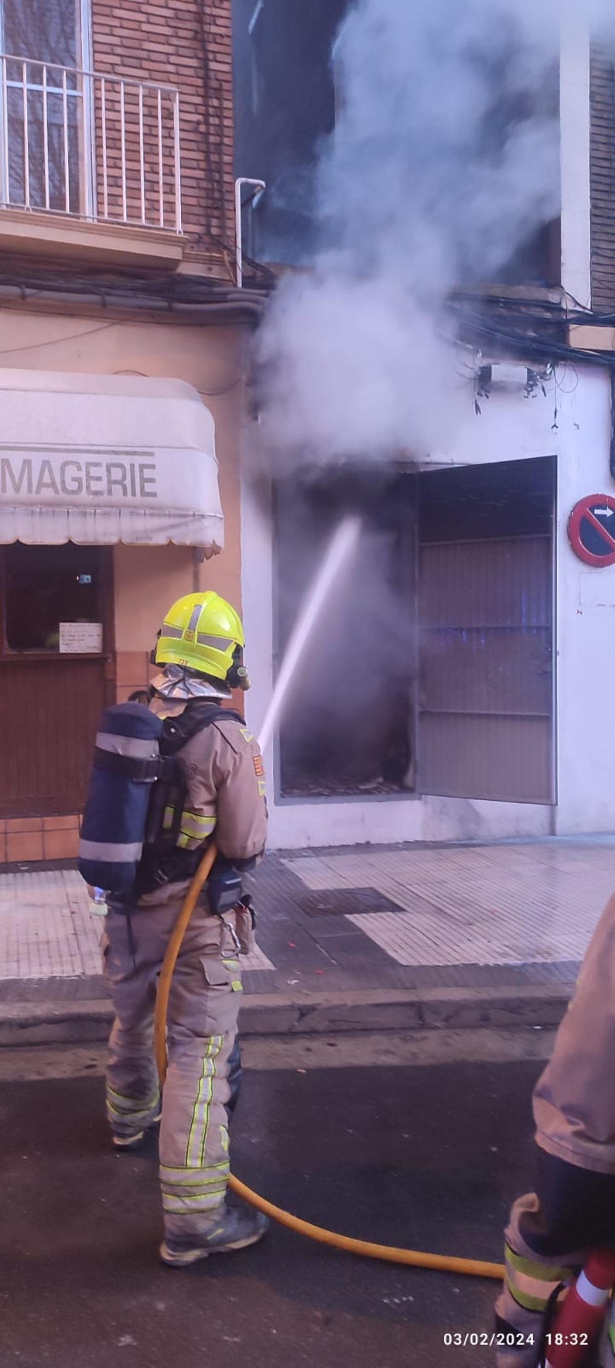 Un bombero interviene en el incendio que ha tenido lugar este sábado en Gascón de Gotor.