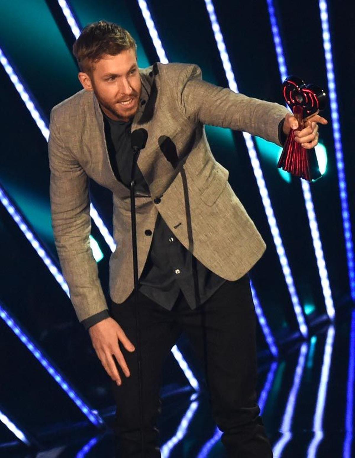 Calvin Harris recogió el premio a Mejor Artista Dance en la gala iHeartRadio Awards 2016.