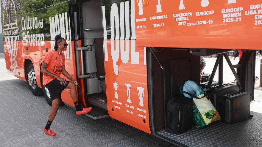 Así ha sido el recibimiento al Valencia Basket a su salida a Zaragoza