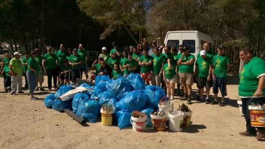 Voluntarios retiran 340 kilos de basura de una pinada