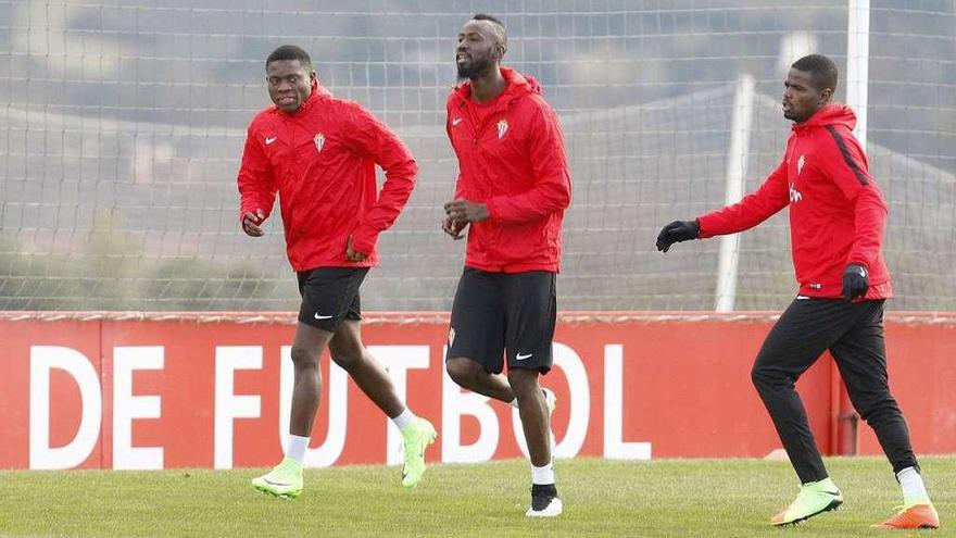 Traoré corre entre Dani Ndi y Elderson durante el entrenamiento de ayer en Mareo.