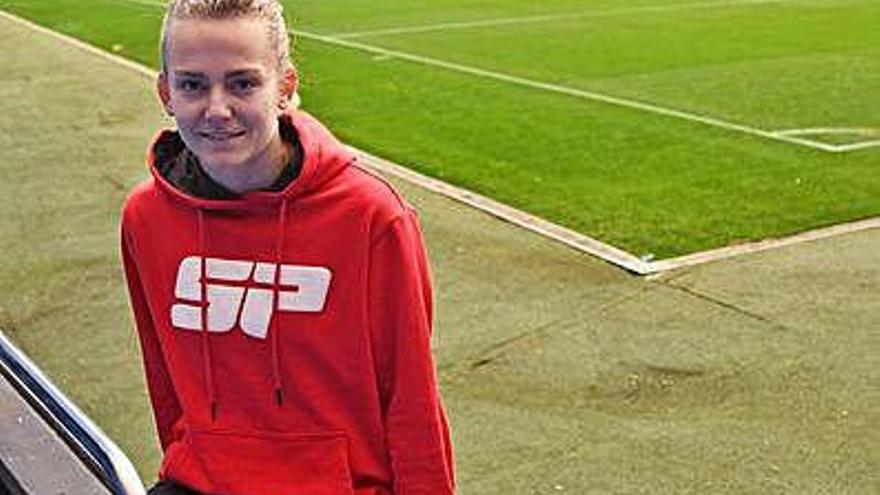 Esther Sullastres, en la grada del estadio de Riazor.