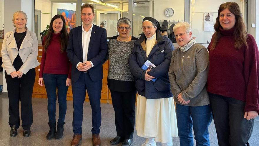 Maria Solés entre l'alcalde Jordi Masquef i Sor Lucia Caram en una recent visita a Figueres.