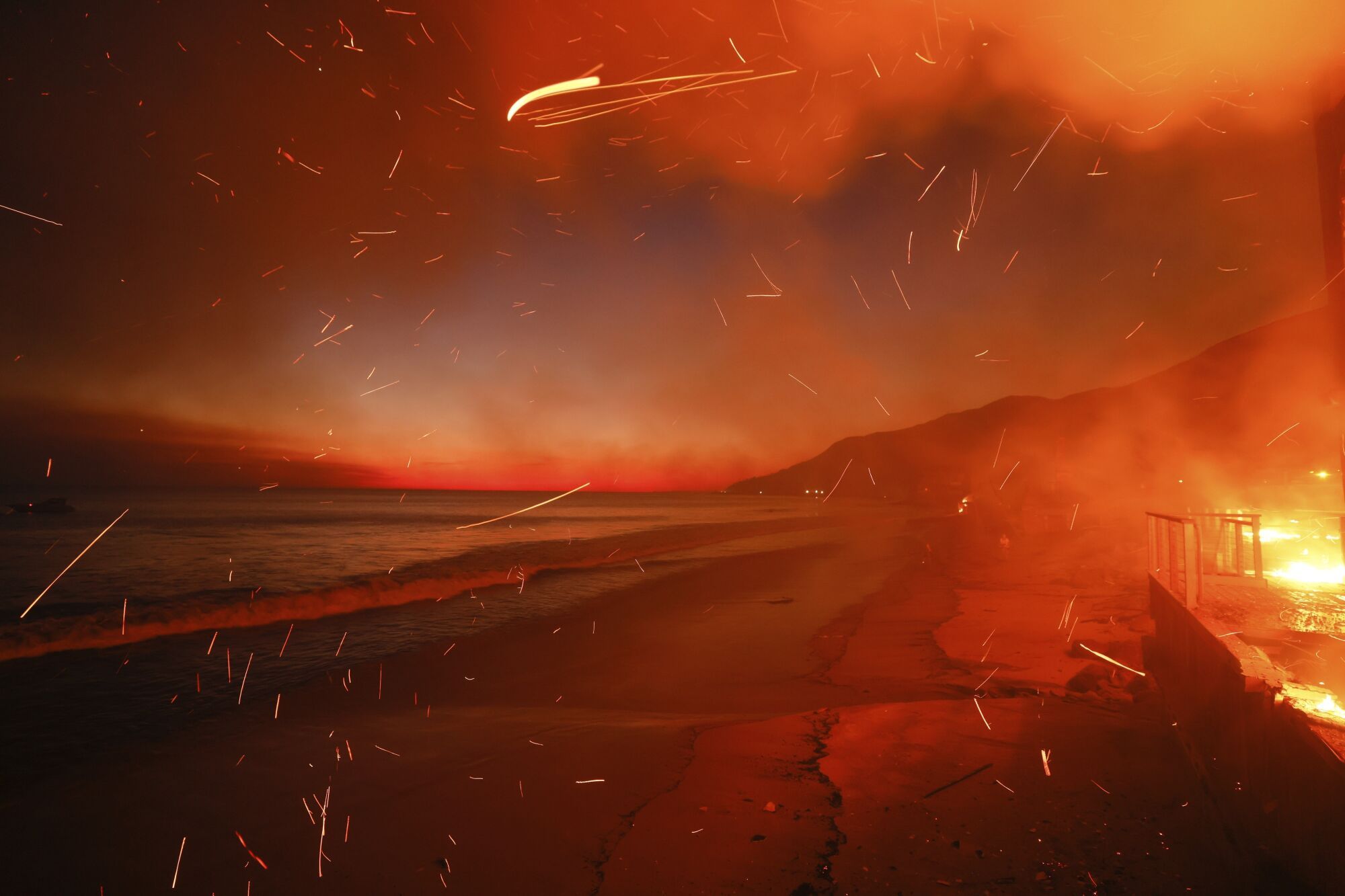 The Palisades Fire burns a beach front property Wednesday, Jan. 8, 2025, in Malibu, Calif. (AP Photo/Etienne Laurent) Associated Press / LaPresse Only italy and Spain. EDITORIAL USE ONLY/ONLY ITALY AND SPAIN