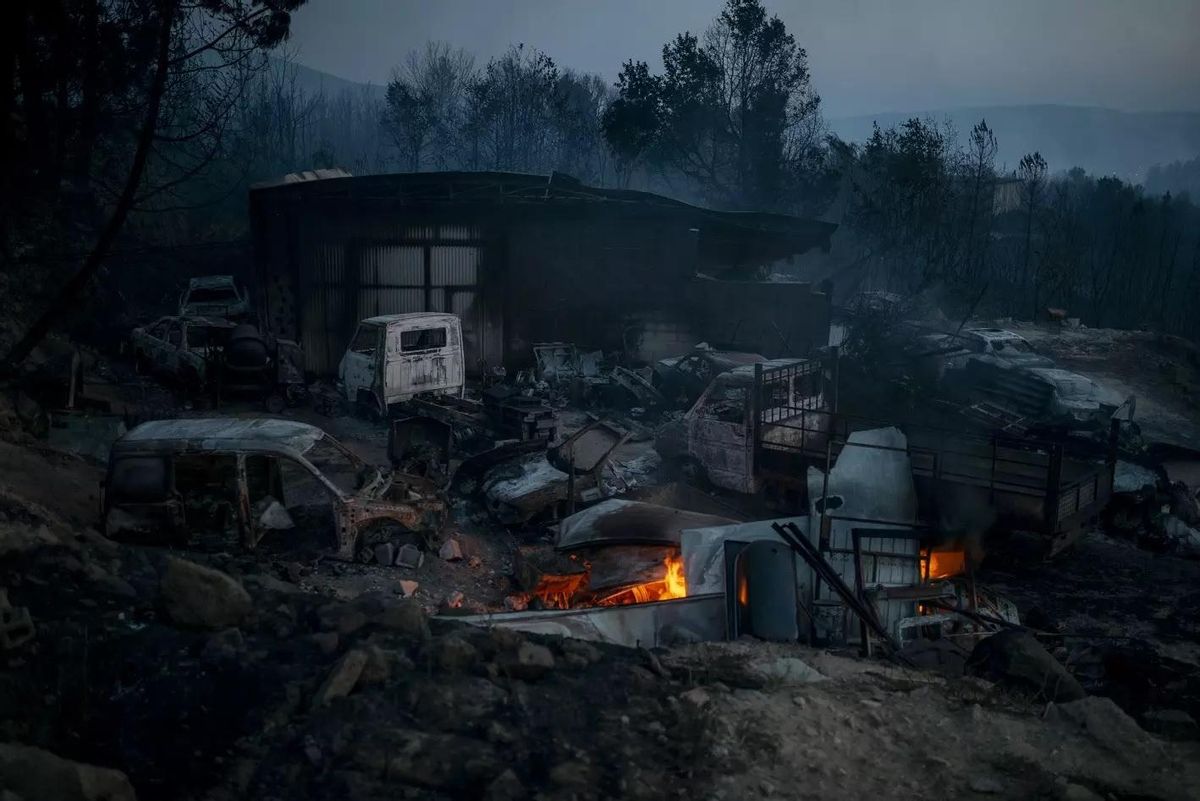 Una nave con varios vehículos arrasada por el incendio de Verín de agosto de 2022.