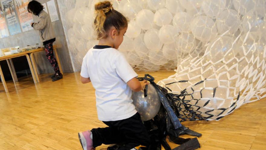 Una niña participando en la instalación de TEA.