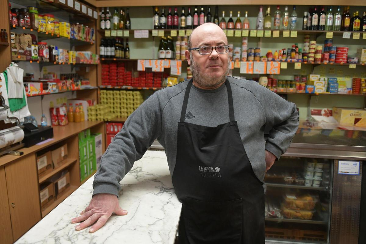 Diego Maceiras en su tienda de alimentación de Caión.