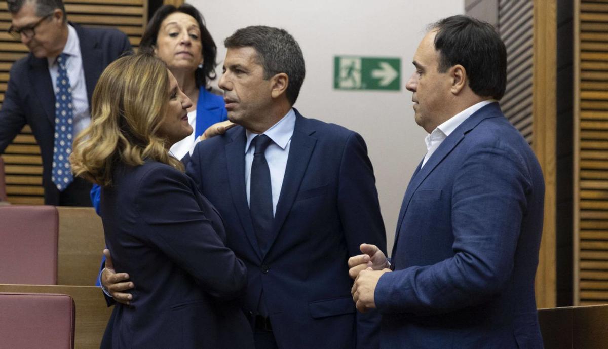 De izquierda a derecha y de arriba a bajo, Mazón saluda a la alcaldesa de València, María José Catalá; el discurso de Mazón en primer plano; la toma de posesión de Alejo Font de Mora; y Begoña Carrasco, Vicent Mompó y Marta Barrachina en el palco de invitados. | FIRMA