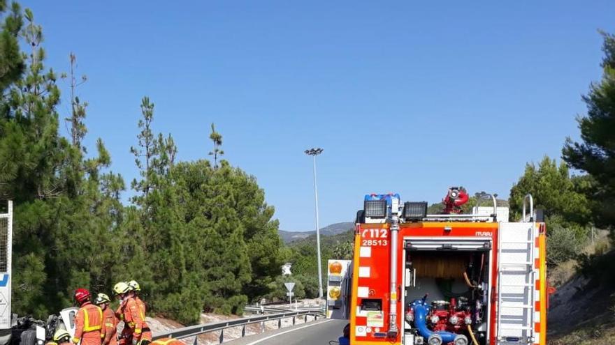 Más de una decena de bomberos intervinieron en las tareas de rescate del fallecido en Albaida.