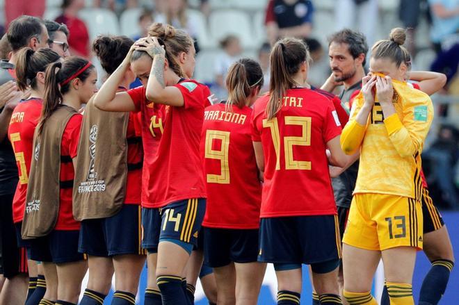 Las jugadoras de la selección española reaccionan tras el partido de los octavos de final del Mundial de Francia 2019 que han disputado contra Estados Unidos en el estadio Auguste Delaune.