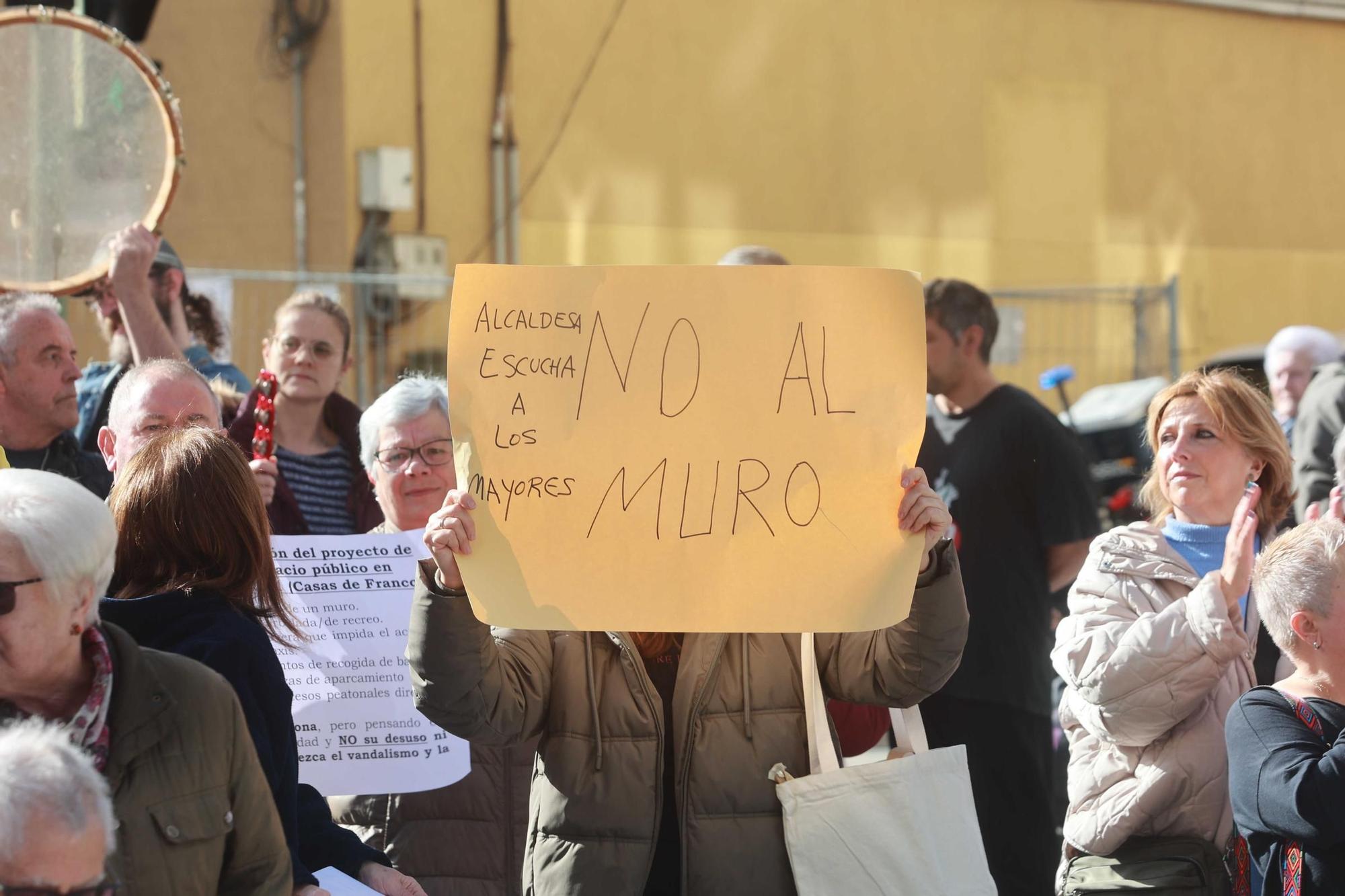 Vecinos de las Casas de Franco cortan el tráfico en la ronda de Outeiro