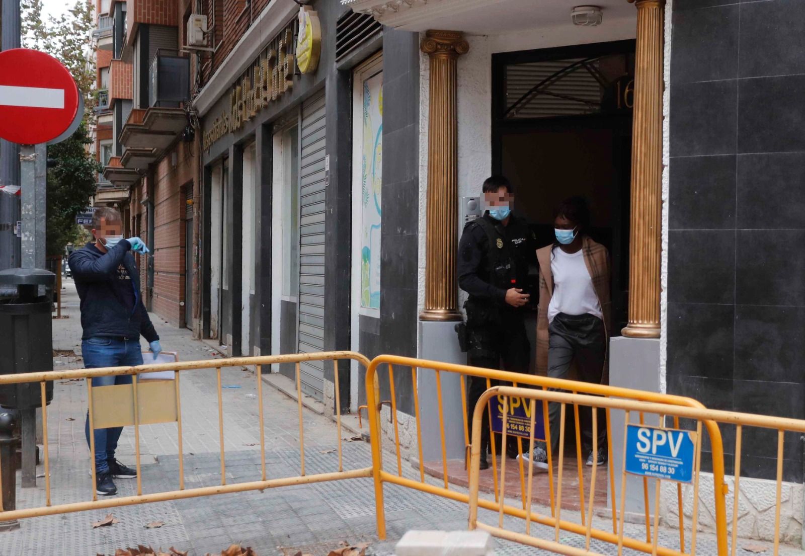 Un hombre en muerte cerebral tras caer de un quinto piso y su novia detenida