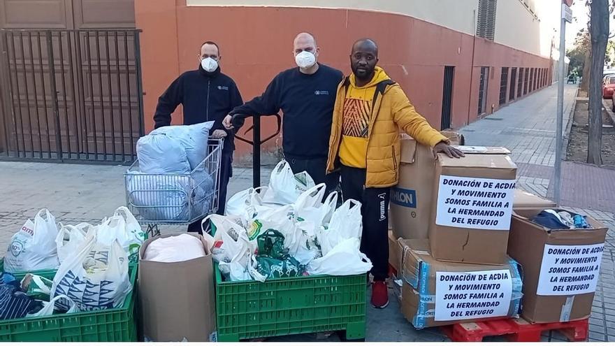 Juan Pablo Nguema, con los ayudantes en el momento de la entrega.