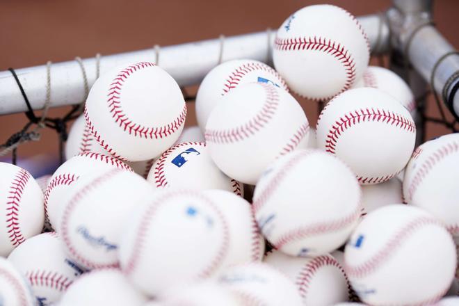 Un balde de balones oficiales de las Grandes Ligas de béisbol antes del partido entre los Medias Rojas de Boston y los Azulejos de Toronto en Fenway Park.