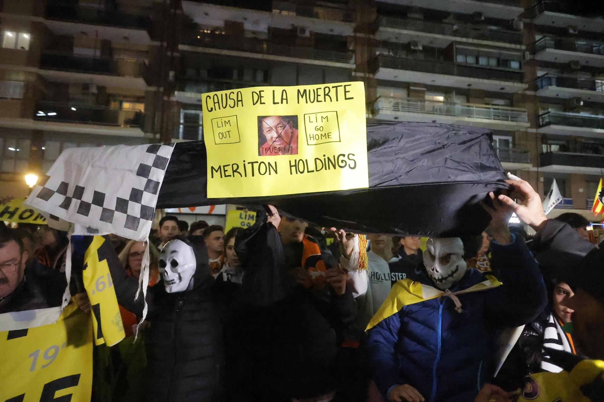 Así ha sido la protesta contra Peter Lim antes del enfrentamiento contra el FC Barcelona