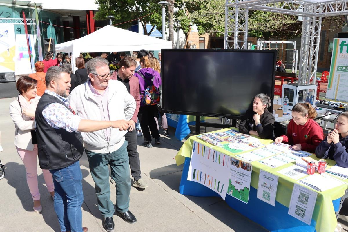 El alcalde de Ros durante su visita a la feria