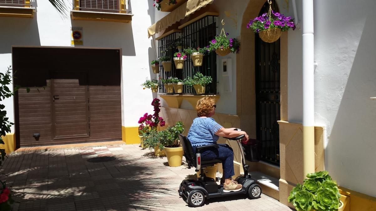 Dolores Pedraza ante la entrada a su casa.