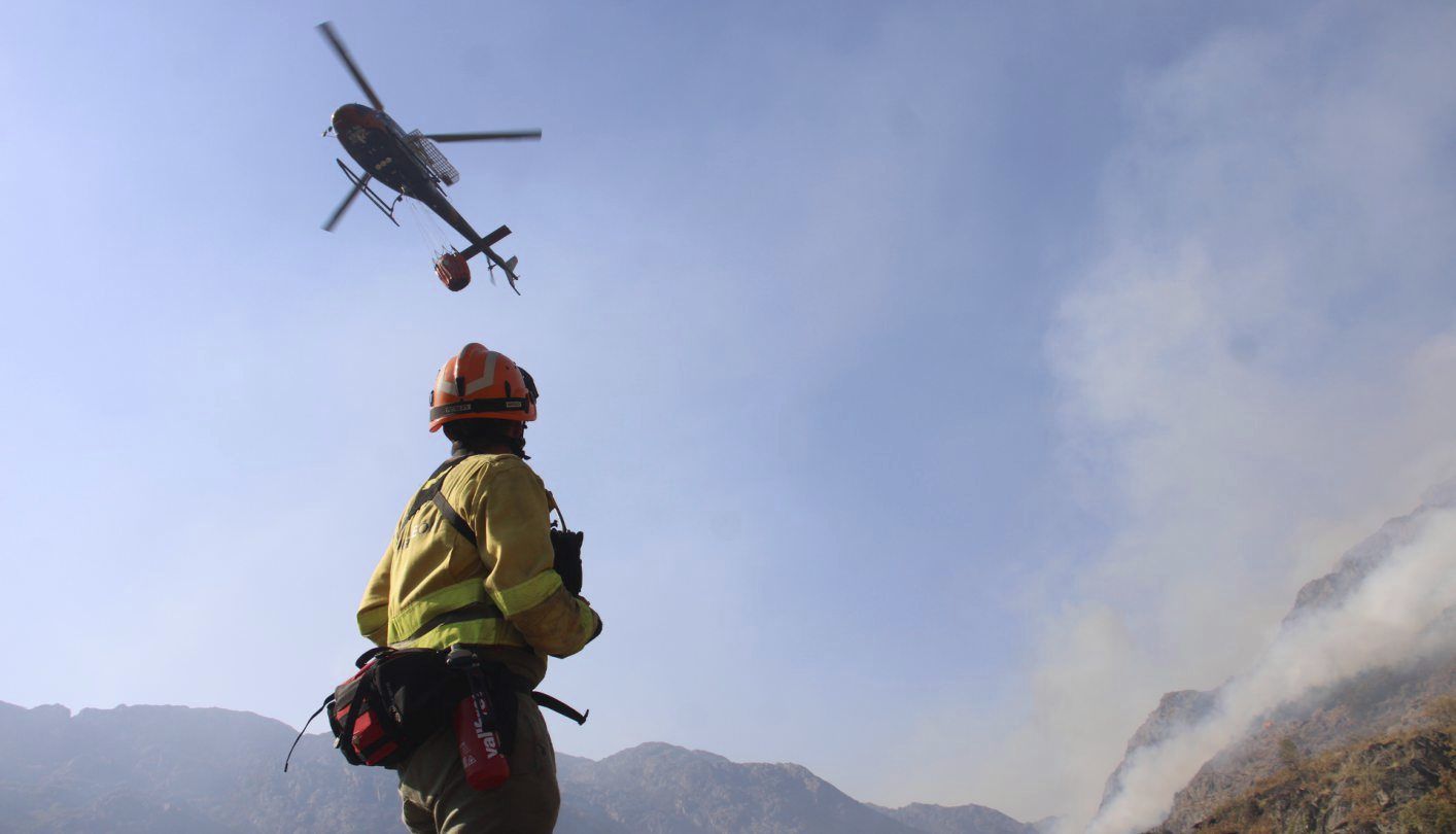 Un bombero forestal supervisa las labores de extinción aéreas en el incendio de Porto de Sanabria el pasado verano.