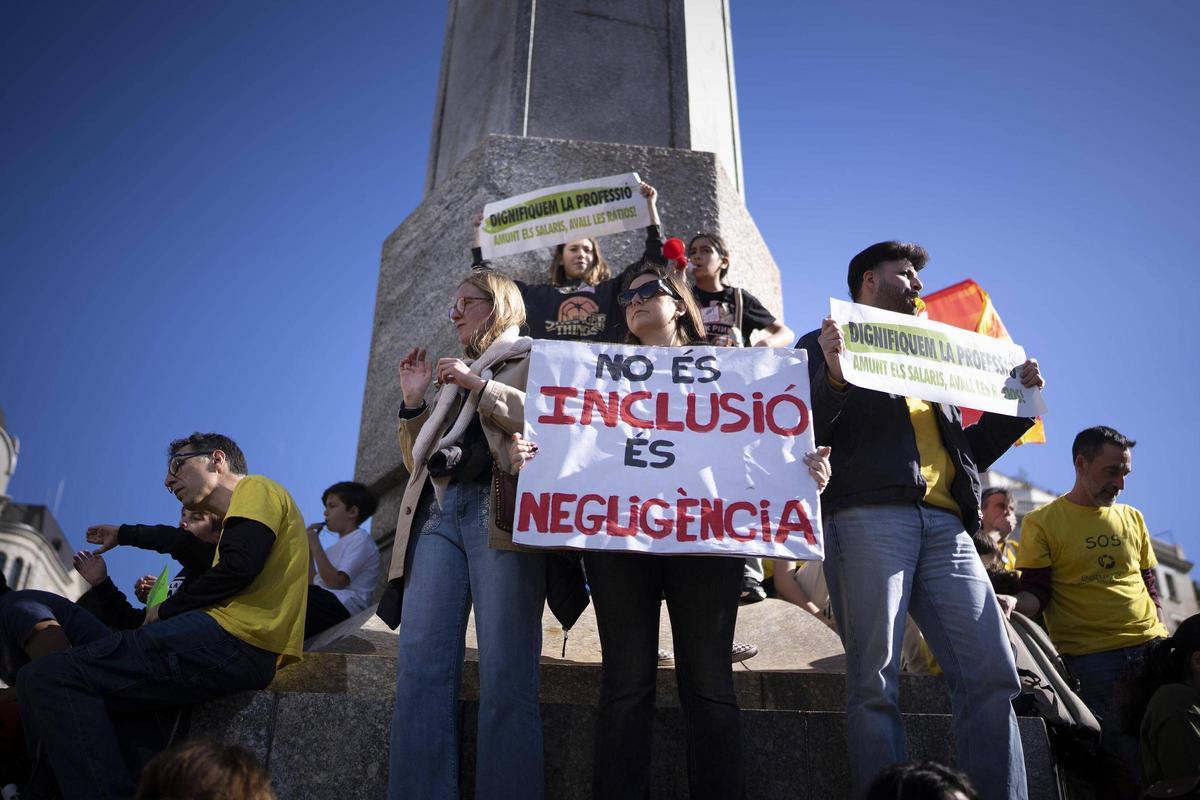 Pancarta de No es inclusión, es negligencia, en la manifestación durante la huelga del 11 de febrero.